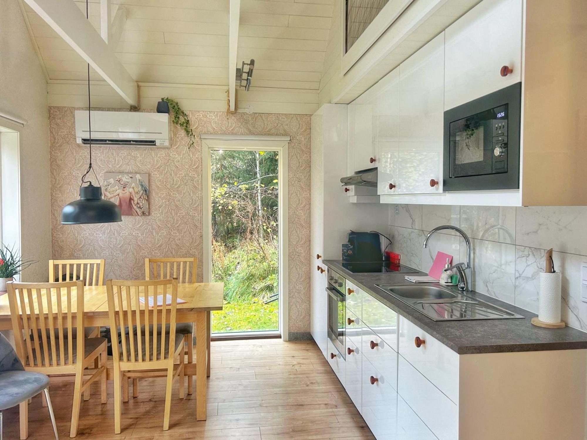 The Blomsholm Cabin - Recharge Your Electric Car Stromstad Exterior photo